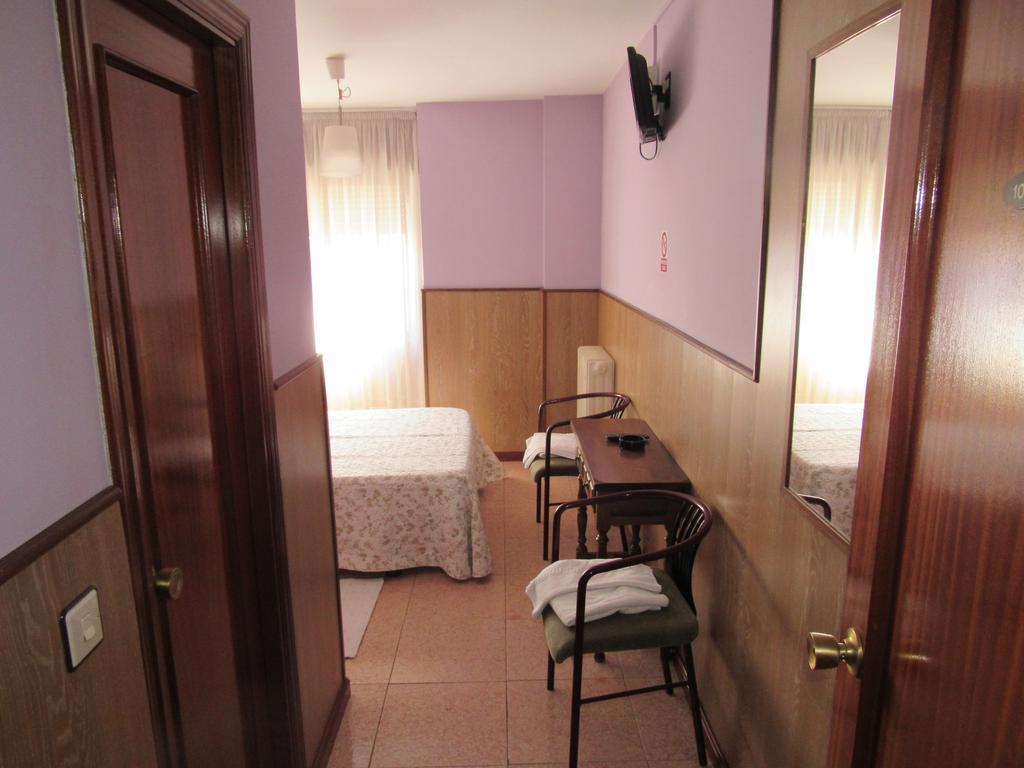 Hostal Restaurante El Abuelo Trobajo Del Camino Zewnętrze zdjęcie