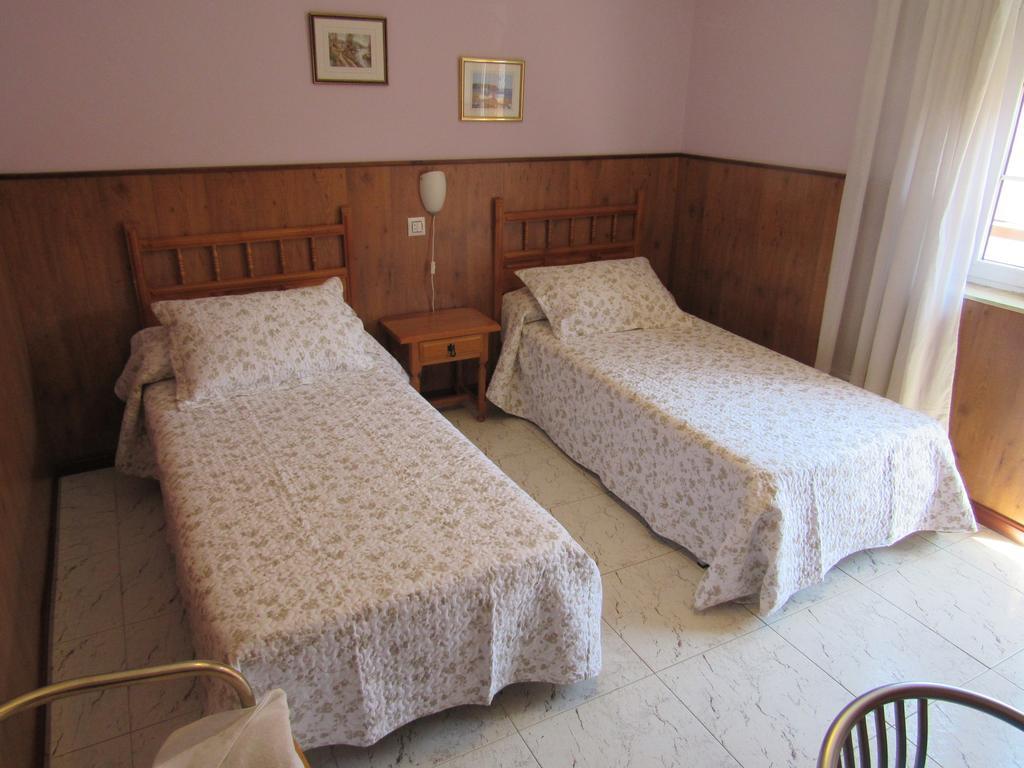 Hostal Restaurante El Abuelo Trobajo Del Camino Zewnętrze zdjęcie