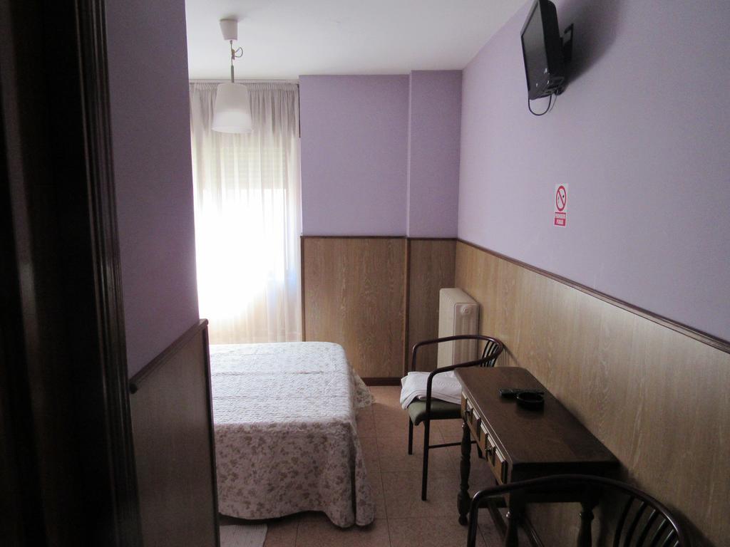 Hostal Restaurante El Abuelo Trobajo Del Camino Zewnętrze zdjęcie